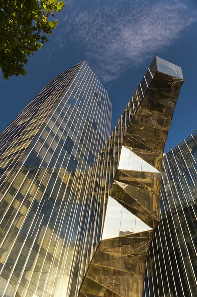 ガラス張りのモダンな建物で、上からの投影での反射と抽象的な建築背景 — ストック写真