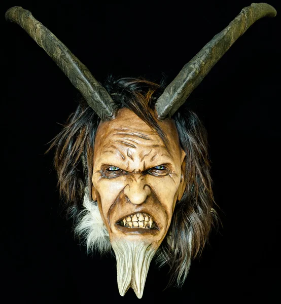 Maschera in legno satana malvagia con corna e barba di pelo su nero — Foto Stock