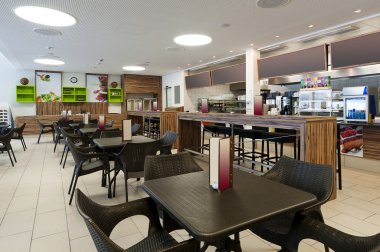 büyük self servis restoran ahşap ve rattan iç ve uzun okuma çubuklu