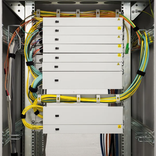 Fibre channel rack met trays voor hoge snelheid datacommunicatie — Stockfoto