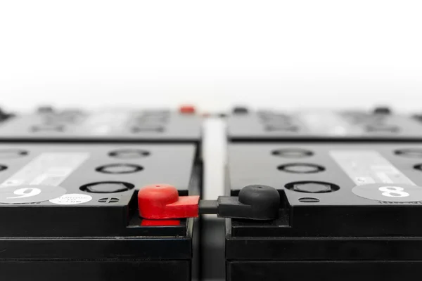 Baterías para fuente de alimentación ininterrumpida con polo negro y rojo — Foto de Stock