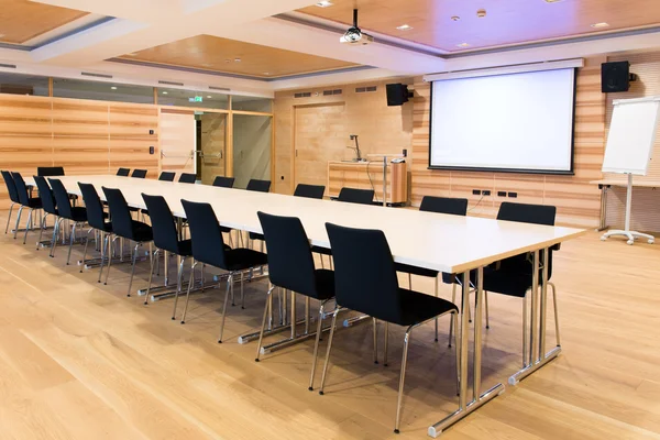 Moderne houten conferentiezaal met multimedia-omgeving — Stockfoto