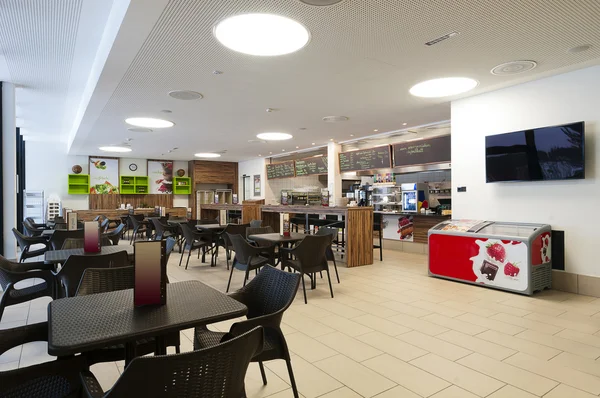 Gran restaurante de autoservicio con madera y ratán interior y barra de lectura larga —  Fotos de Stock