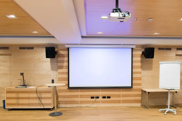 Moderne houten conferentiezaal met multimedia-omgeving — Stockfoto