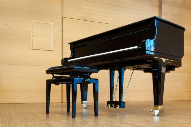 ahşap aşamada müzik dışkı ile siyah kuyruklu piyano