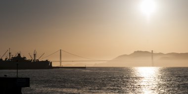 golden gate Köprüsü ve savaş gemisi ile san Francisco günbatımı