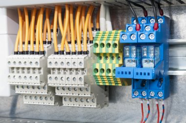 terminaller ve kesme metal çubuğu ile kablolu elektrik panosu