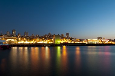 promenade yansıtan okyanusa ışıkları ile gece manzarası