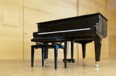 siyah konser paino dışkı oynamak için hazır ile ahşap bir sahnede ayakta