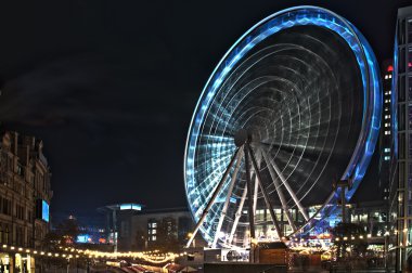 Avrupa, Türkiye, manchester ayakta ortadaki-in belgili tanımlık Noel çarşı içinde büyük ışıklı tekerlek