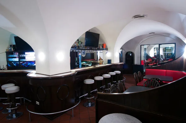 Ночной клуб паб с арками и барным стулом — стоковое фото