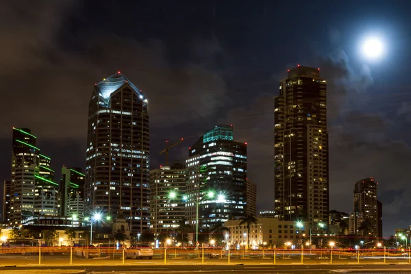 Skyline de San Diego com a lua grande atrás do arranha-céu — Fotografia de Stock