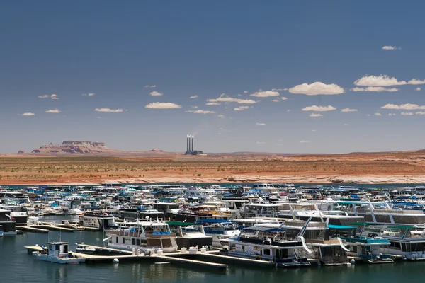 Varios barcos en el punto de desembarco en powell lago con desierto rojo y una sola montaña y central eléctrica de carbón — Foto de Stock