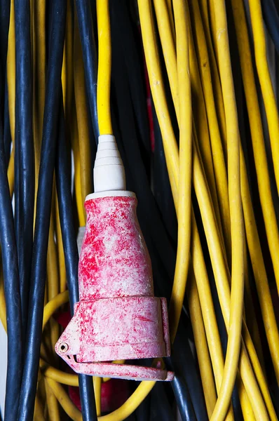 Gele hoog voltage kabel uitbreiding met rode stekker — Stockfoto