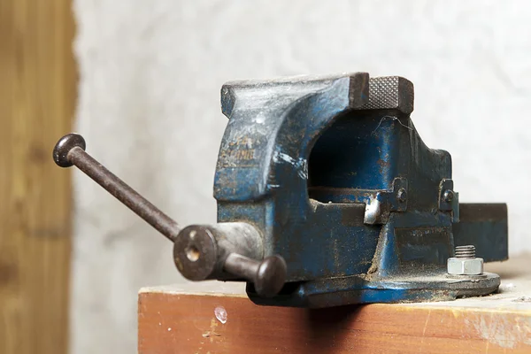 Blue metal bench vise on a work bench — Stock Photo, Image