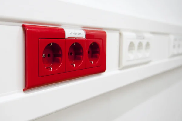 Plug daya merah yang tersedia tinggi — Stok Foto