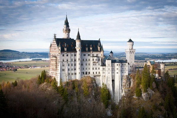 Huge fairy tale tower castle on hill with moody sky — Stock Photo, Image