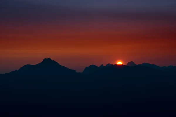 Avusturyalı alp Dağları ile kırmızı parlak gökyüzü günbatımı — Stok fotoğraf