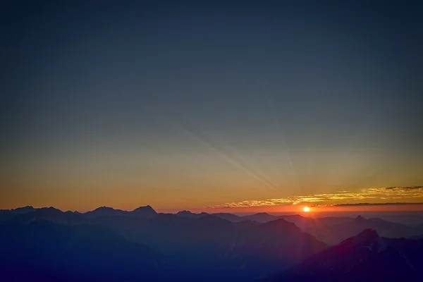 Rays of sun at sunset in tyrol mountains austria — Stock Photo, Image