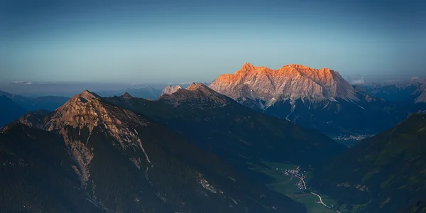 Picos rojos de sol al atardecer en el Tirol austria — Foto de Stock