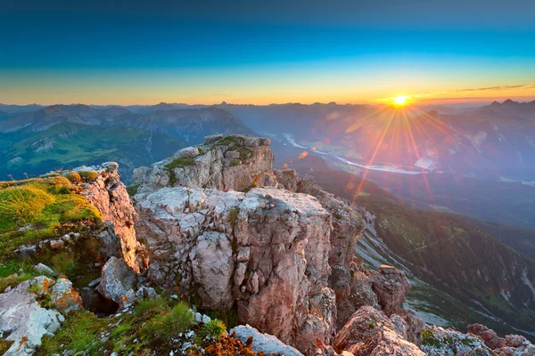 Sonnenstrahlen bei Sonnenuntergang in den felsigen Tiroler Bergen Österreich — Stockfoto
