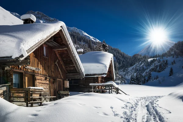 Winter ski chalet- en cabinepersoneel in sneeuw berglandschap Stockfoto