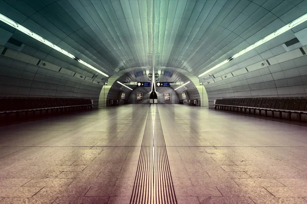 对称的地下车站大厅 — 图库照片