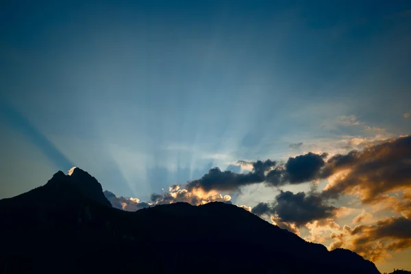 Dağ silueti ile dramatik ışık ışınları — Stok fotoğraf