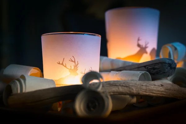 Ρομαντική φως των δύο κεριά σε ποτήρι με ξύλινη διακόσμηση — Φωτογραφία Αρχείου