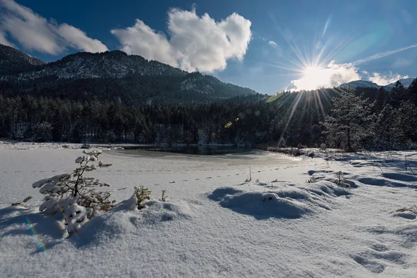 Paisaje idílico de invierno en un lago pequeño y nieve en polvo —  Fotos de Stock