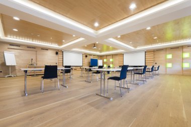 ahşap konferans salonunda Flipchart ve projeksiyon ekranları
