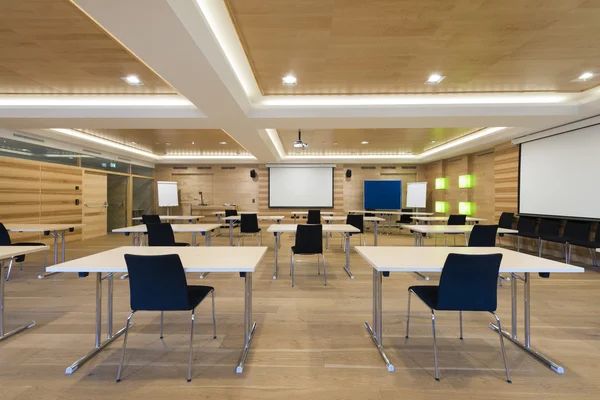 ahşap konferans salonunda projektör ekranında görüntüleyin