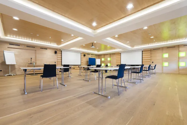 Flipchart et écrans de projection dans la salle de conférence en bois — Photo