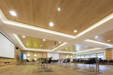 cahirs ve tablolar ile modern konferans odası ahşap mimarisi