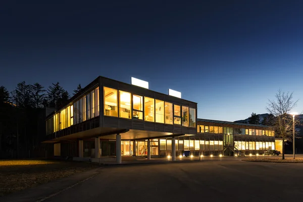 Ökologisches, energiesparendes Bürogebäude aus Holz in der Nacht — Stockfoto