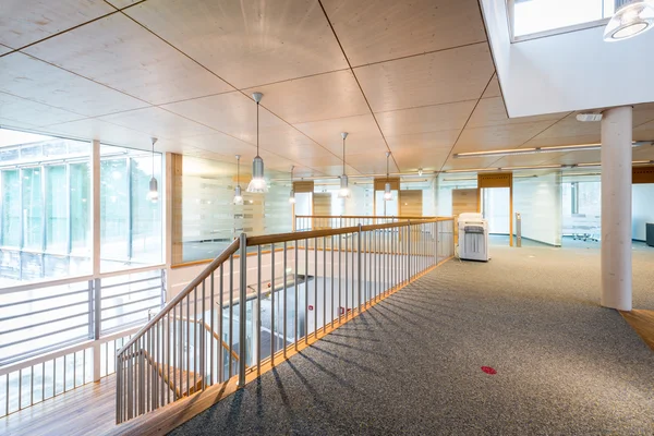 Luminoso vestíbulo de madera del moderno edificio de oficinas — Foto de Stock