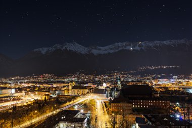 Innsbruck şehir dağ zinciri ve gökyüzü yıldızlara üzerinden gece görünüm