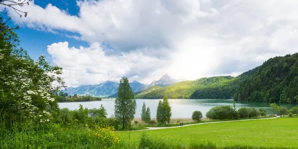 Lago weissensee in bavaira con il sole che esce attraverso le nuvole — Foto Stock