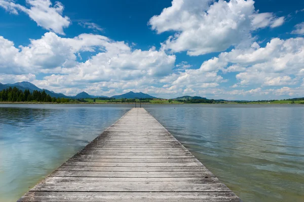 Holzsteg am Hopfener Badesee mit blauem Himmel im Frühling — Stockfoto