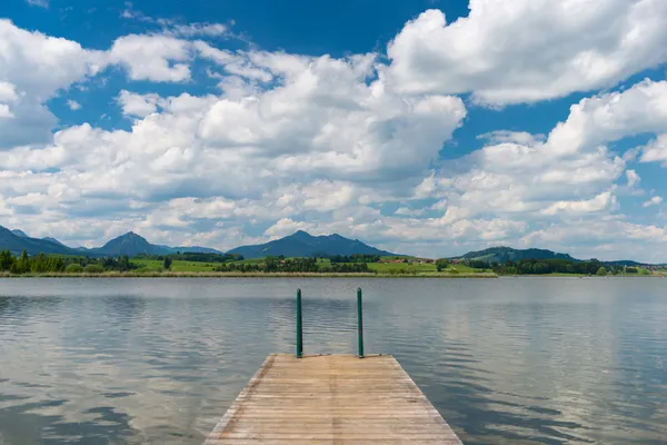 Bavyera göl hopfen güneşli mavi yaz gününde içine ahşap tahta — Stok fotoğraf