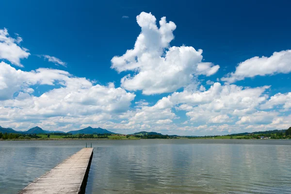 Holzpromenade am Hopfen am See mit blauem Himmel und Wolken — Stockfoto