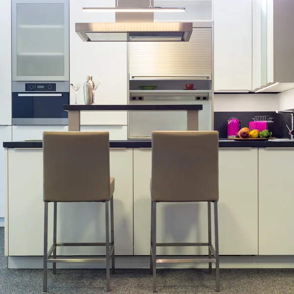 Taburetes de barra de cuero en la placa de trabajo de la cocina whibte moderna — Foto de Stock