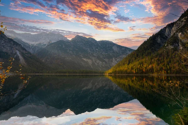 Lustro Gładkie Jezioro Plansee Górach Tyrolskich Jesienią Górami Odbitymi Wodzie — Zdjęcie stockowe