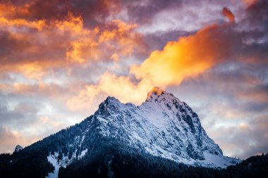 Sonbaharda jehrenspitze üzerinde son derece yakıcı bulutlar ve taze karla kaplı kayalar.