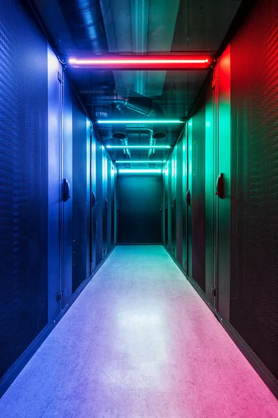 Kalter Gang Eines Serverraums Mit Perforierten Gittertüren Farbig Beleuchtet Und — Stockfoto