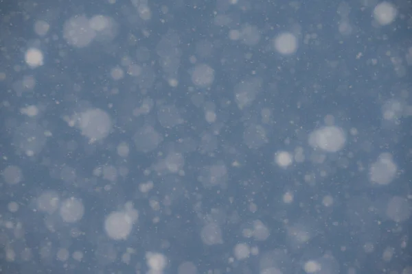 Kışın Mavi Gökyüzünde Farklı Boyutlarda Kar Taneleri Olan Arkaplan Fotoğrafı Stok Fotoğraf