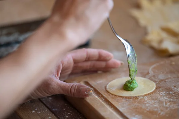 Vrouw Draagt Met Lepel Spinazie Vulling Voor Dumplings Ronde Vorm — Stockfoto