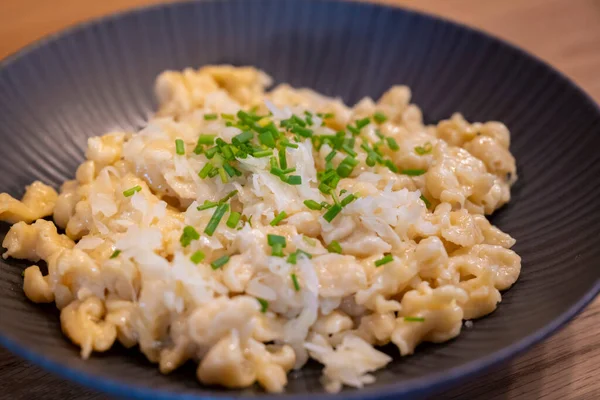 Traditionele Tiroolse Huisgerecht Kaas Spaetzle Geserveerd Met Verse Bieslook Fijn Stockafbeelding