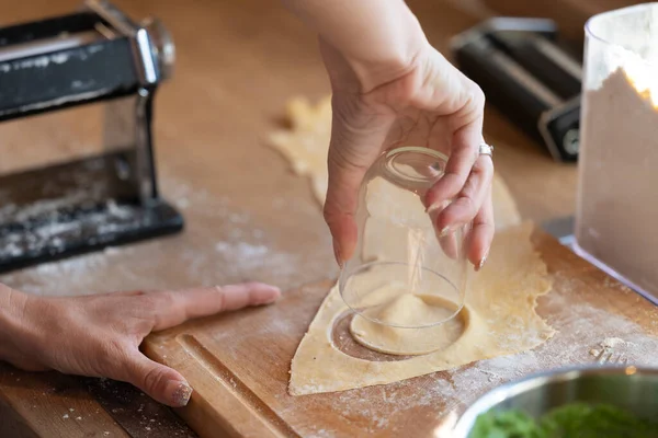 Kadının Eli Hamur Köfteleri Için Küçük Bir Bardağıyla Mutfaktaki Tahta Telifsiz Stok Imajlar