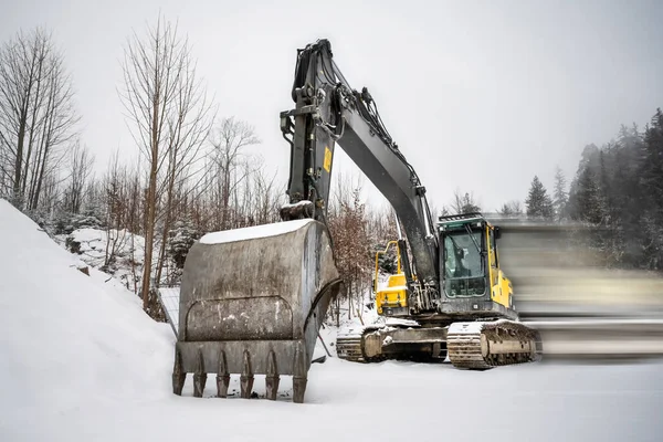 Escavadora Esteiras Estaleiro Construção Fica Uma Paisagem Inverno Com Borrão — Fotografia de Stock